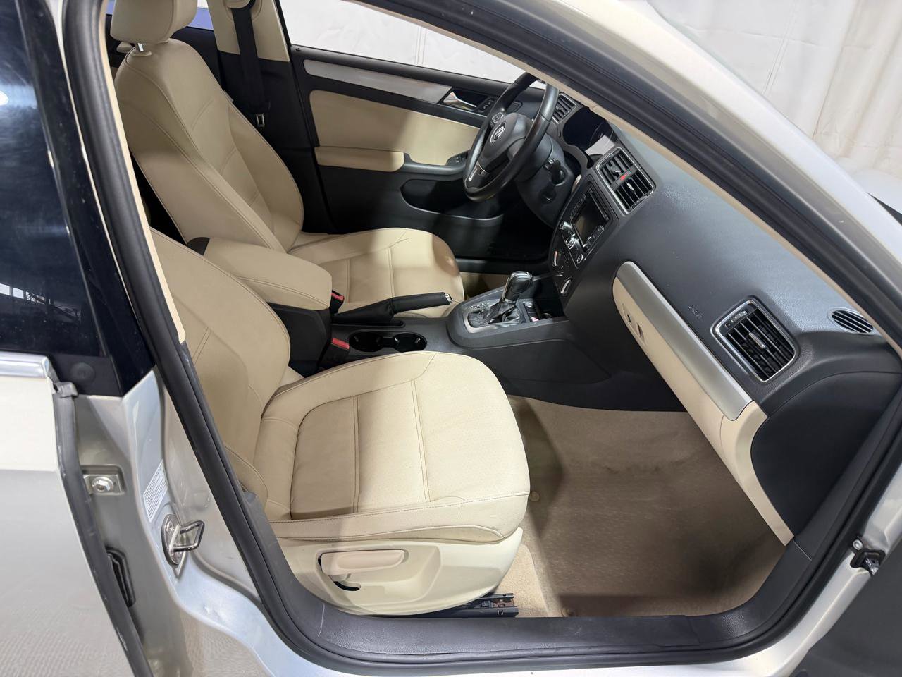 Used 2012 Volkswagen Jetta TDI FWD image 12