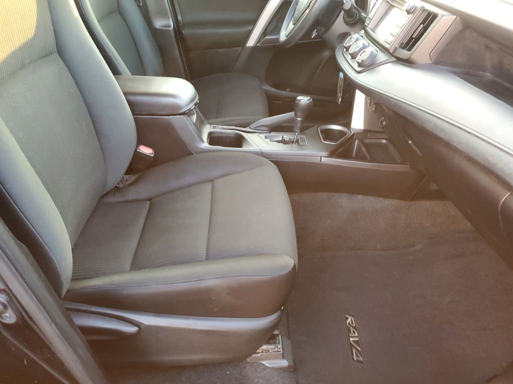Used 2018 Toyota RAV4 LE image 30
