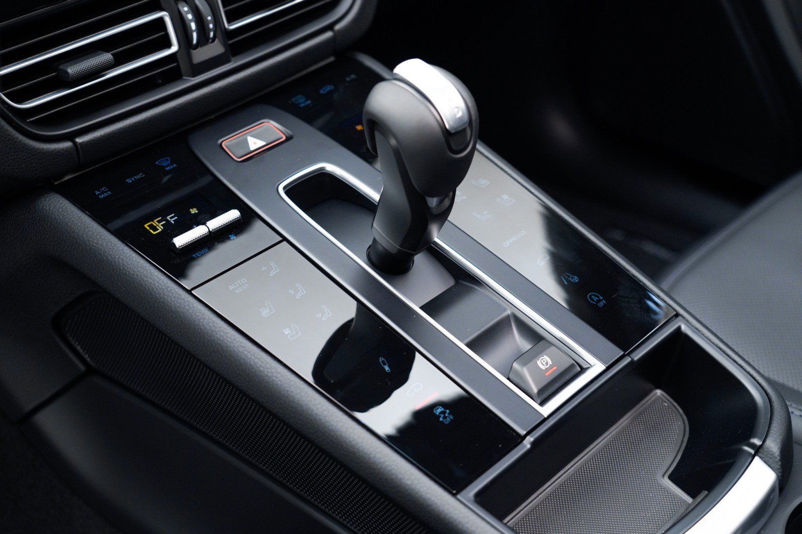 New 2026 Porsche Macan Turbo image 29