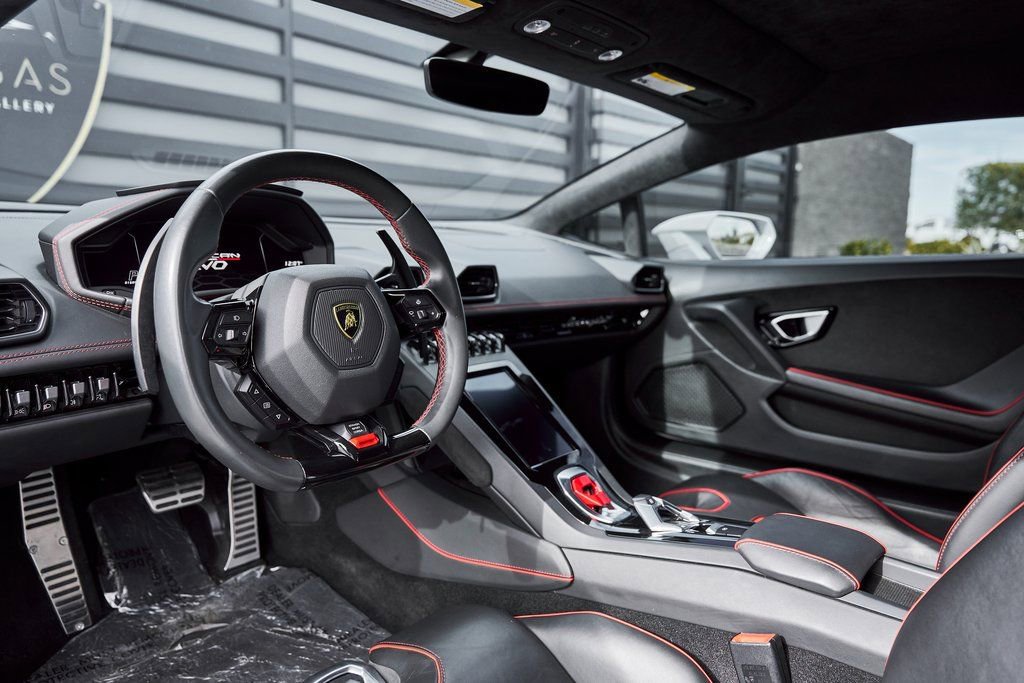 Used 2020 Lamborghini Huracan EVO image 2