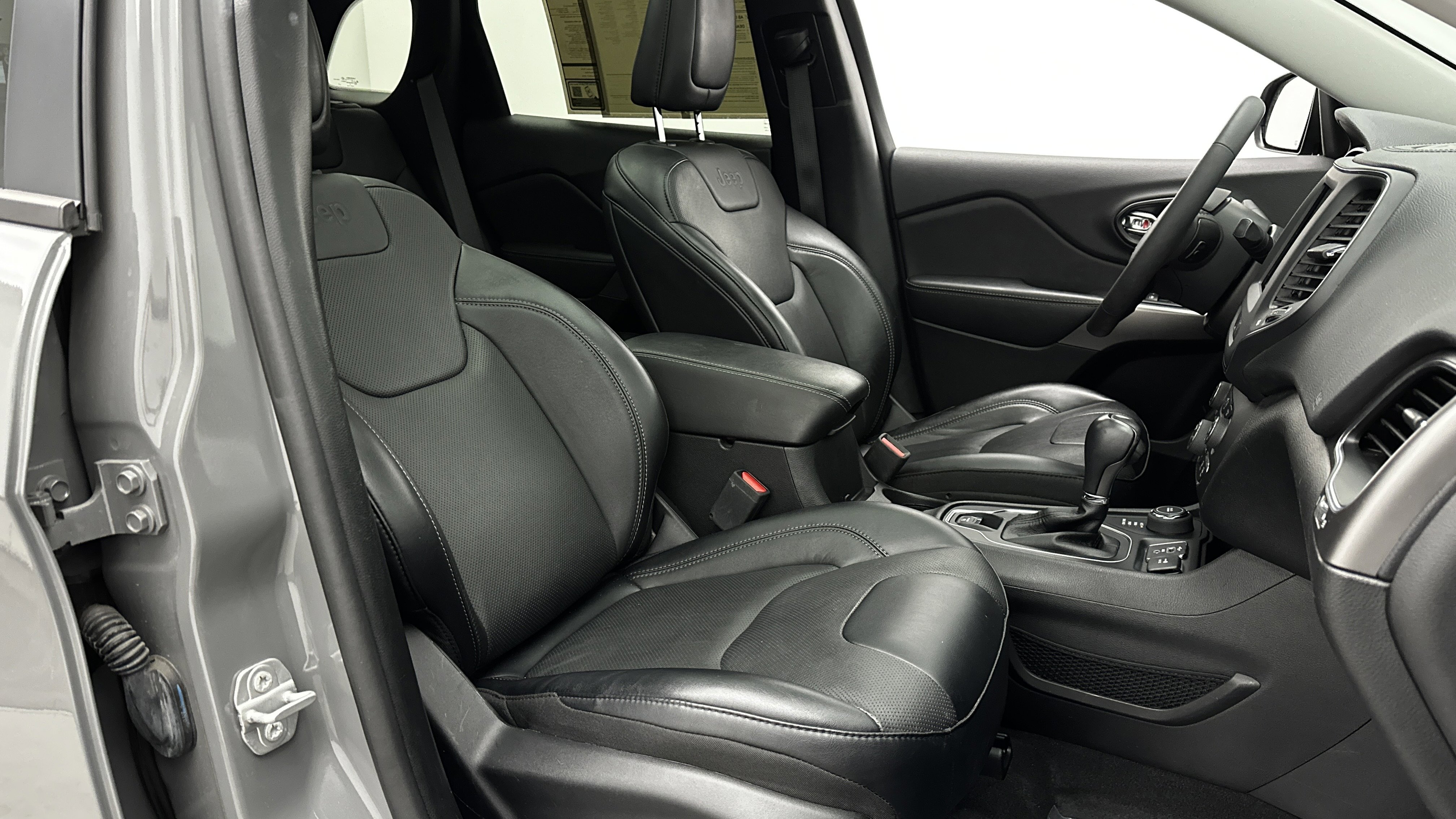 Used 2022 Jeep Cherokee Latitude Lux w/ Sun & Sound Group AWD/4WD image 40