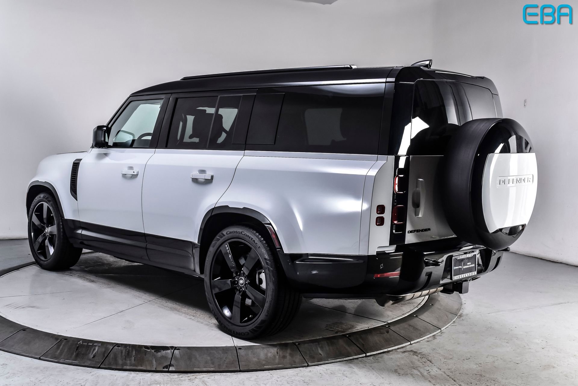 Used 2025 Land Rover Defender 130 X-Dynamic SE AWD/4WD image 4