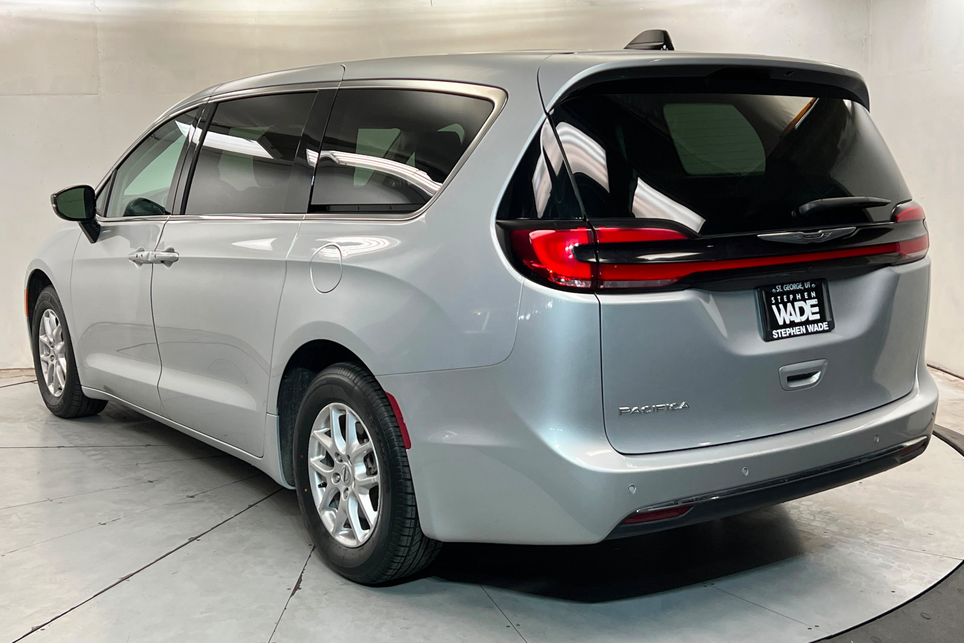 Used 2024 Chrysler Pacifica Touring-L FWD image 3