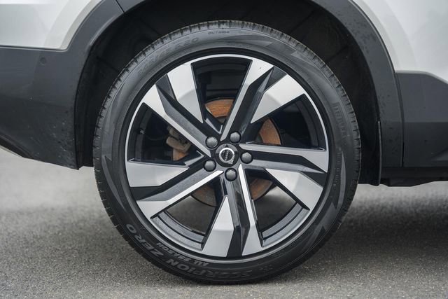 Certified 2024 Volvo XC40 B5 Ultimate w/ Protection Package Premier image 19