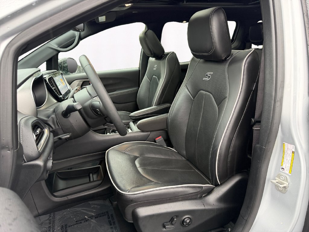 Used 2023 Chrysler Pacifica Limited w/ S Appearance Package FWD image 9