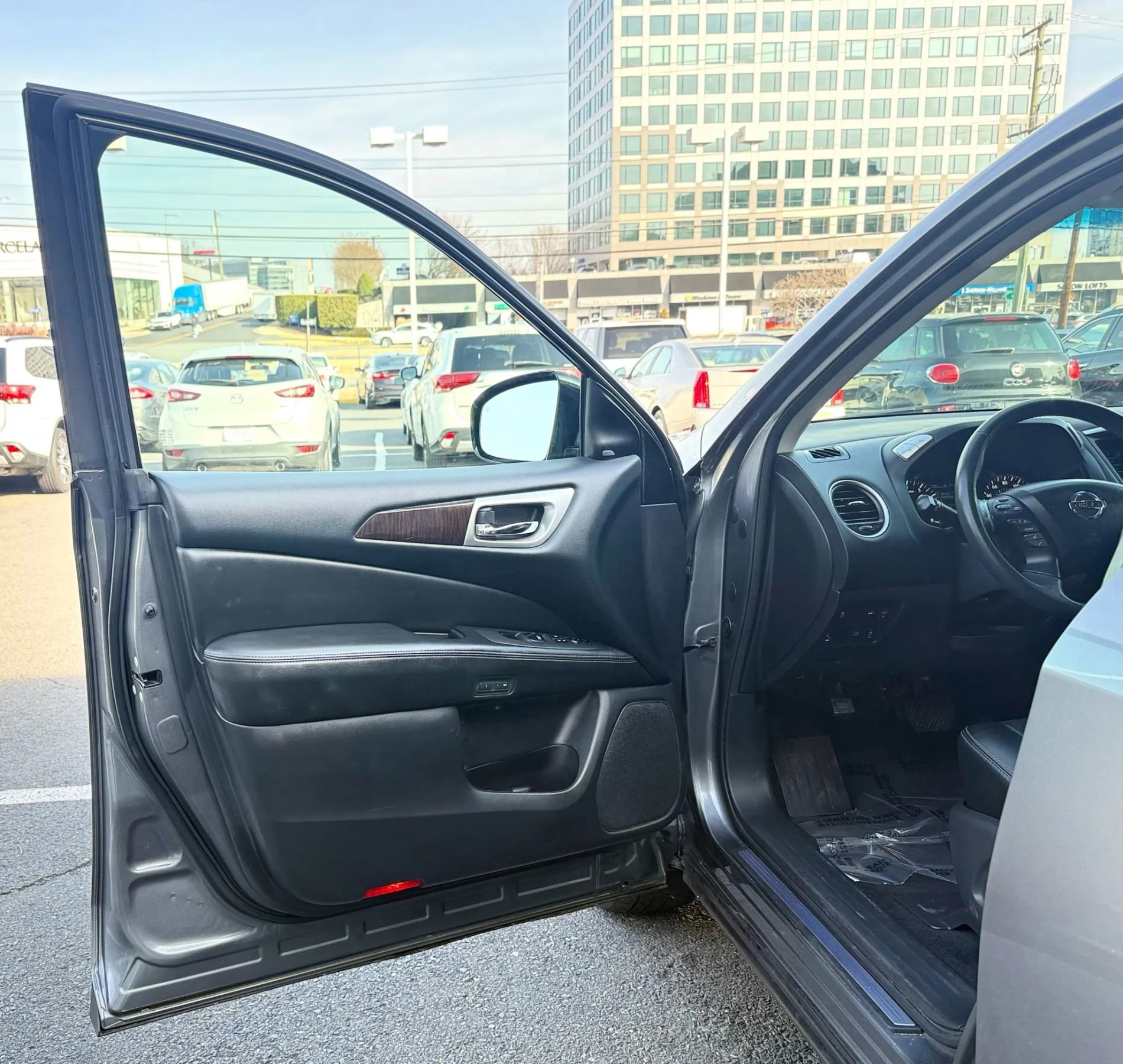 Used 2015 Nissan Pathfinder SL w/ SL Tech Package image 9