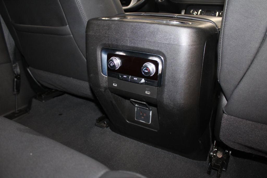 Used 2023 GMC Yukon XL SLT image 36