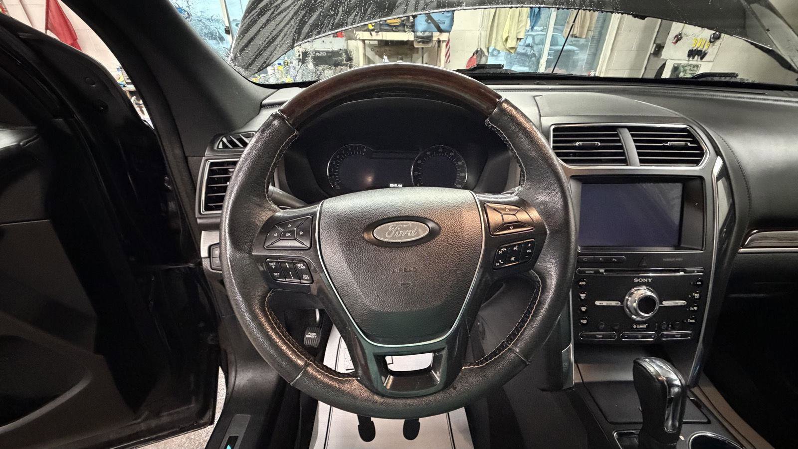 Used 2018 Ford Explorer Platinum image 12