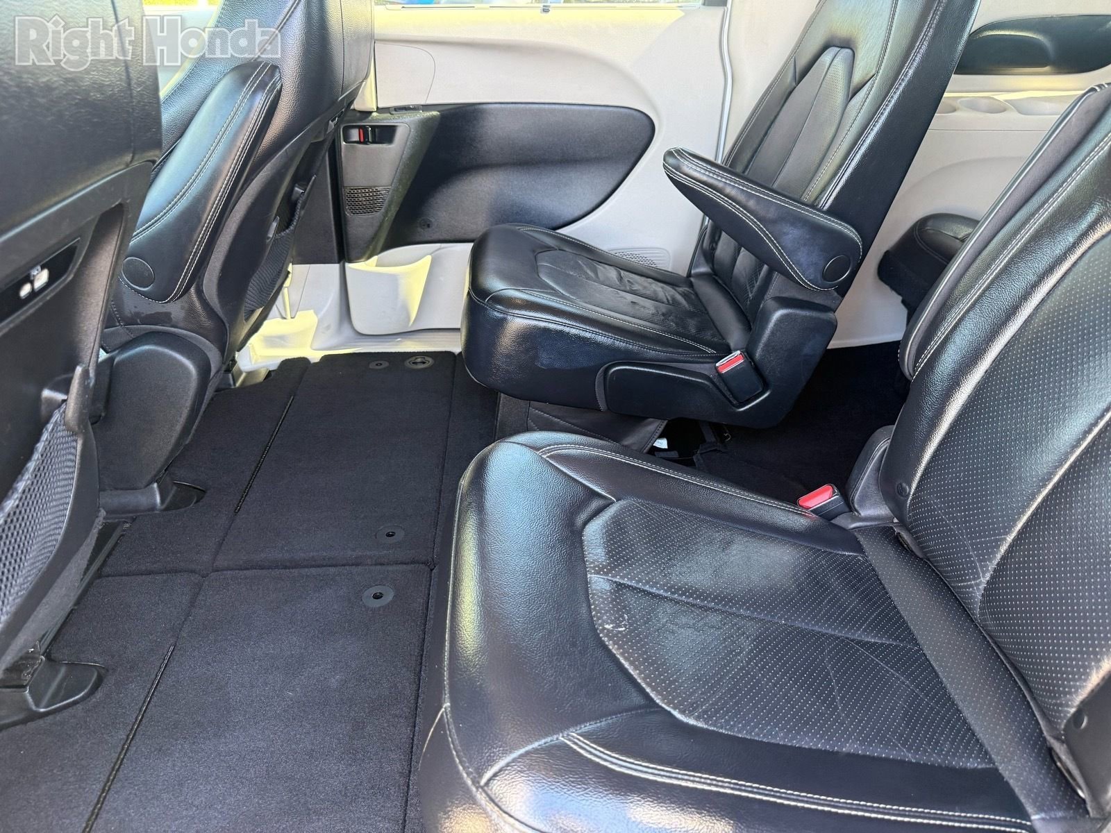 Used 2022 Chrysler Pacifica Touring-L image 27