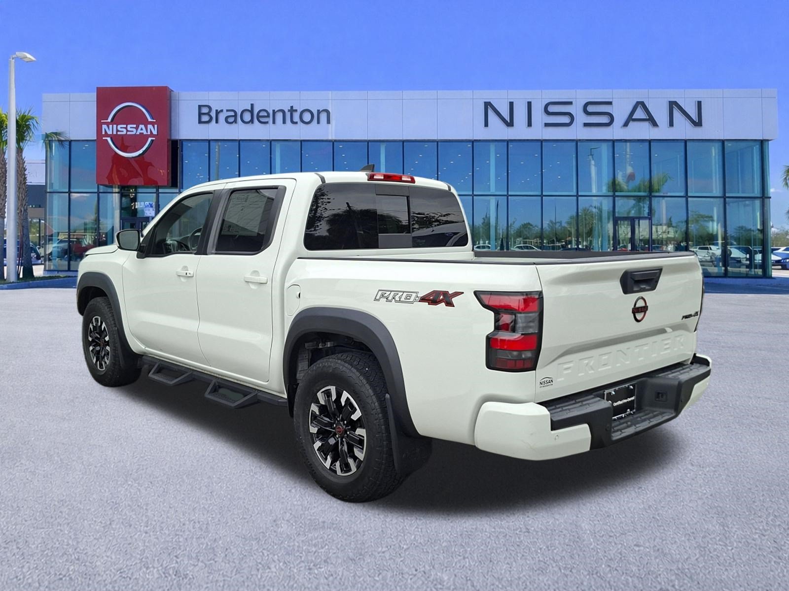 Used 2023 Nissan Frontier PRO-4X w/ Technology Package AWD/4WD image 7