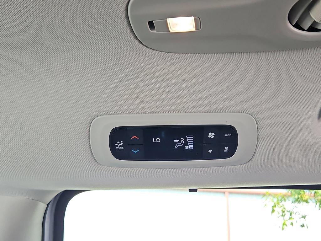 Used 2024 Chrysler Pacifica Touring-L FWD image 29