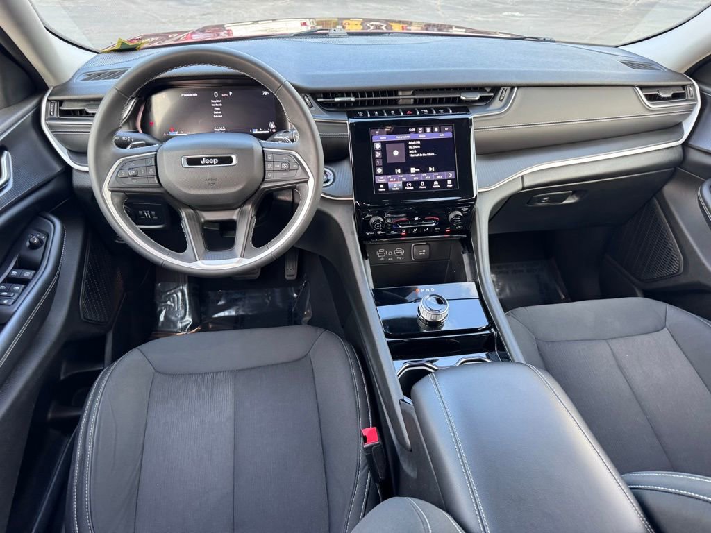 Used 2023 Jeep Grand Cherokee Laredo image 6