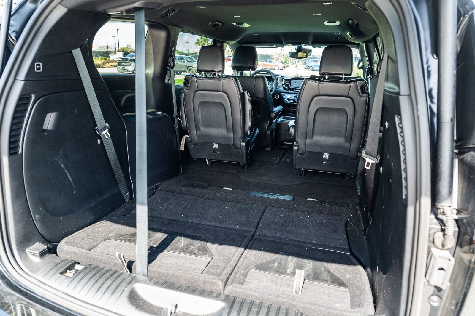 Used 2025 Chrysler Pacifica Select image 19