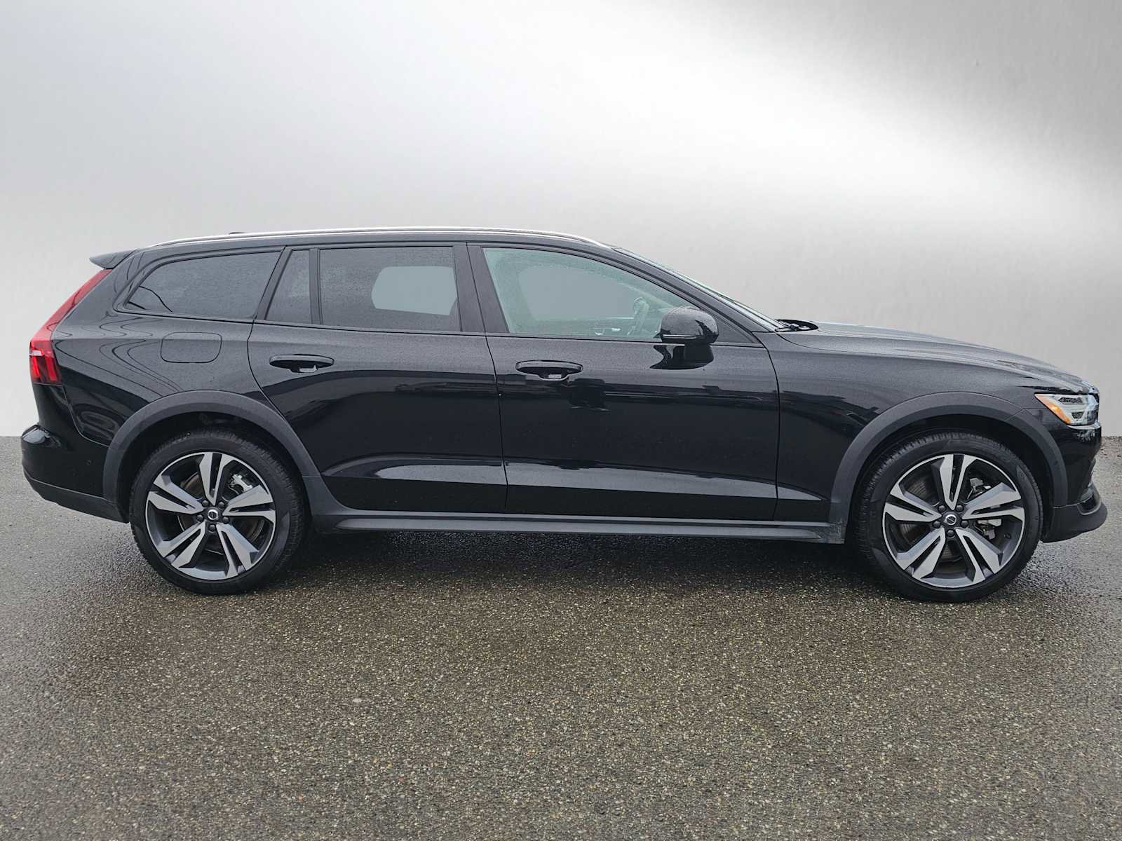 Certified 2025 Volvo V60 B5 Cross Country Plus image 2