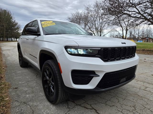 Used 2025 Jeep Grand Cherokee Altitude image 9