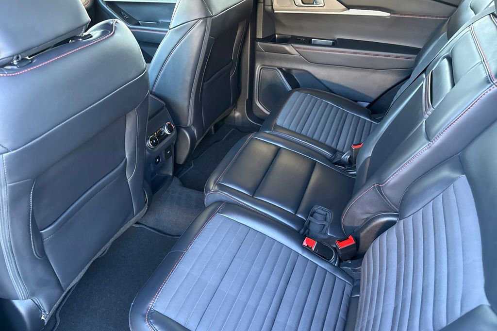 Used 2025 Ford Explorer ST-Line image 6