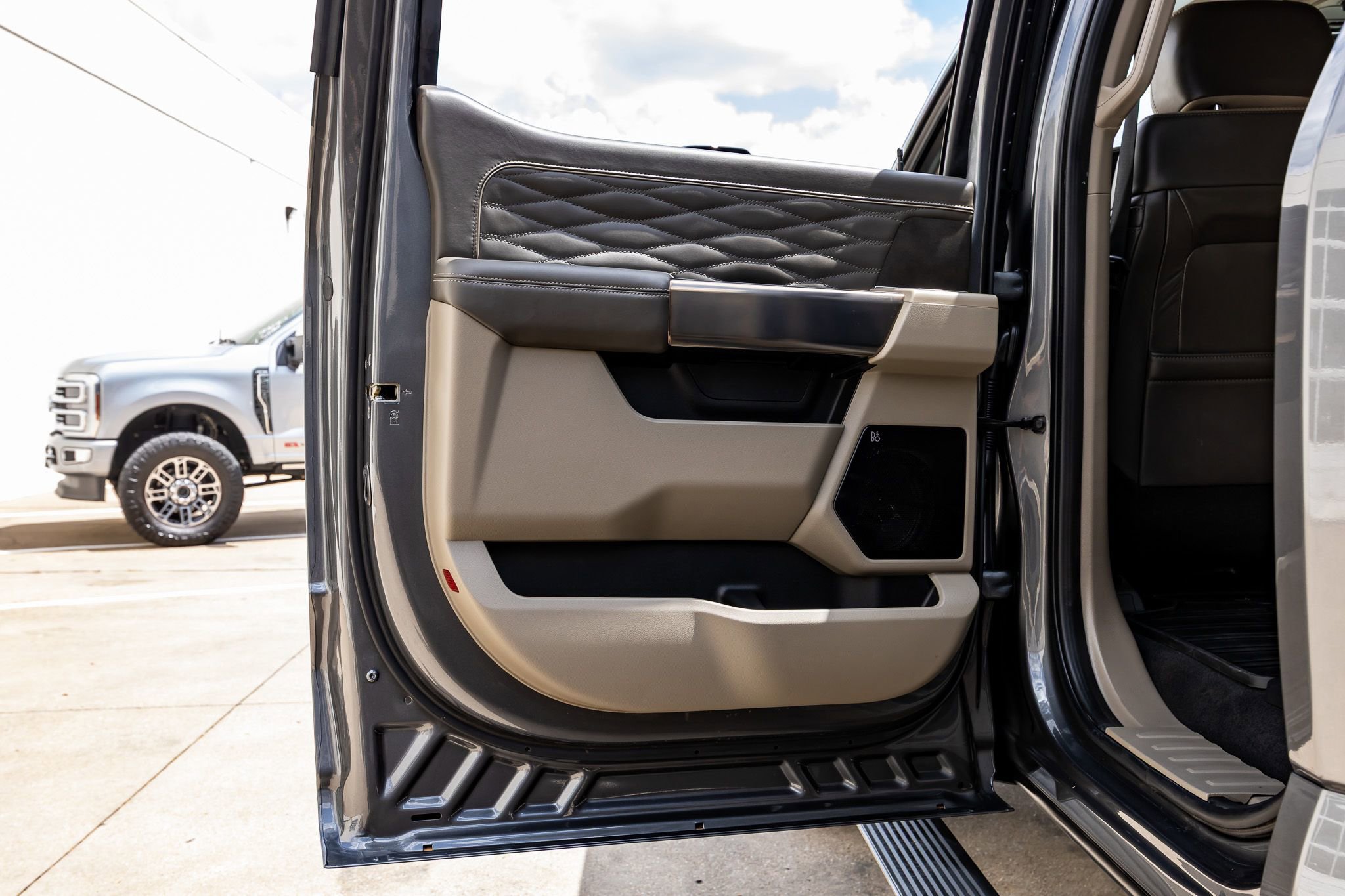 Used 2025 Ford F350 Platinum w/ Platinum Plus Package image 39