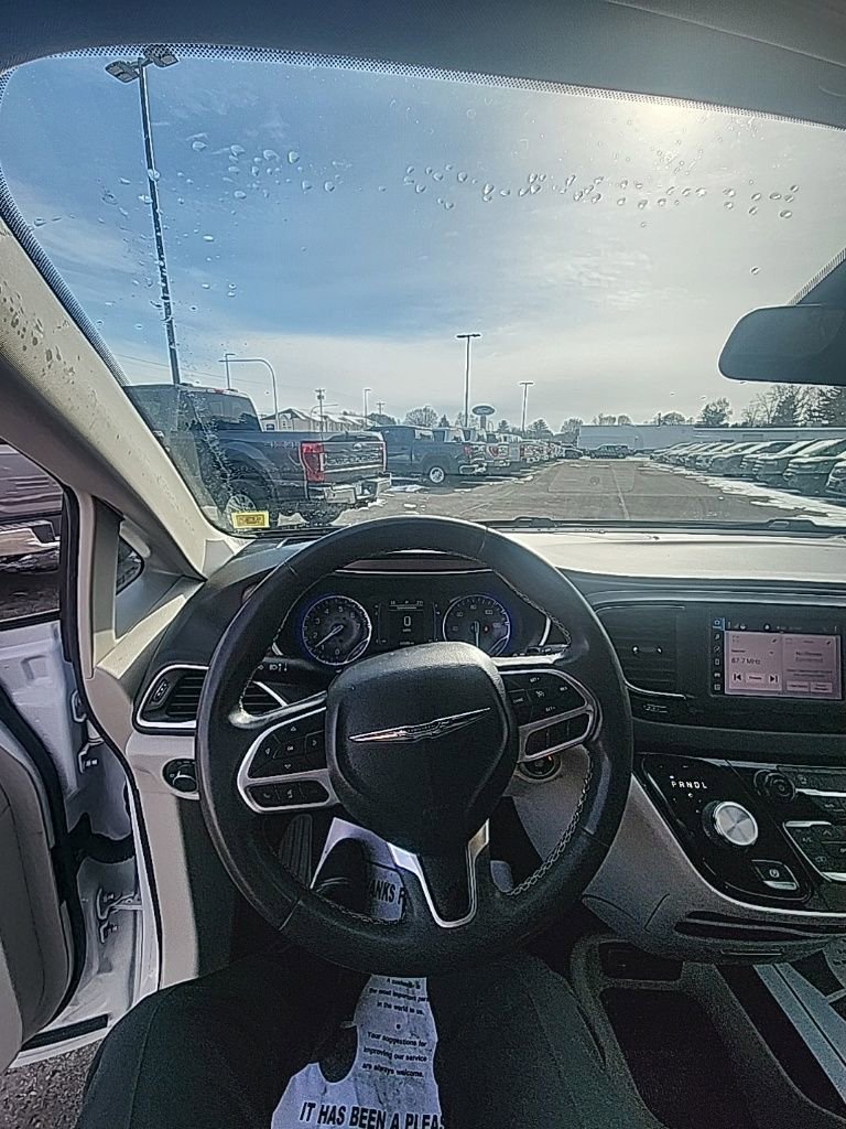 Used 2022 Chrysler Voyager LX image 2