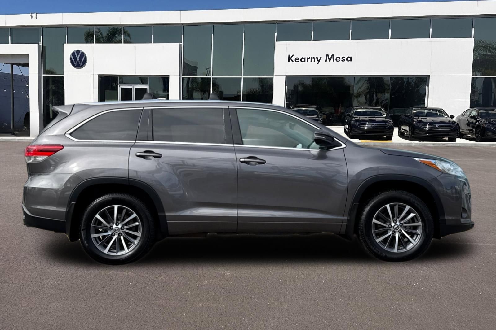 Used 2017 Toyota Highlander XLE image 3