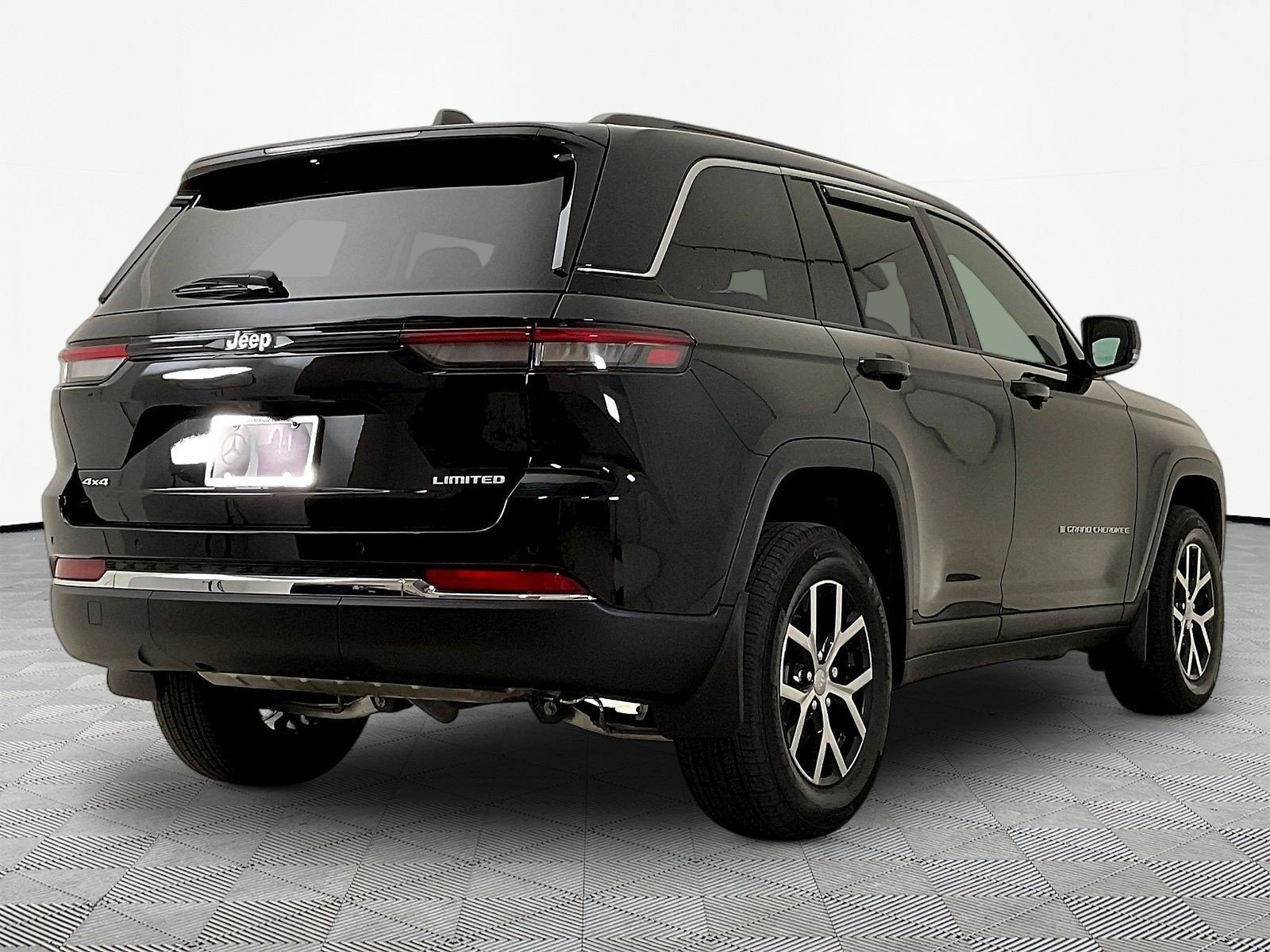 Used 2025 Jeep Grand Cherokee Limited AWD/4WD image 6