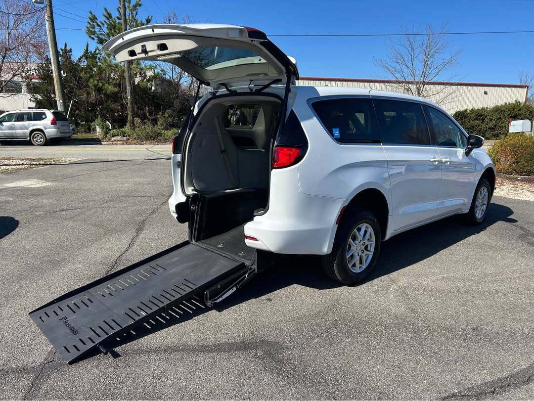 Used 2023 Chrysler Voyager LX FWD image 2