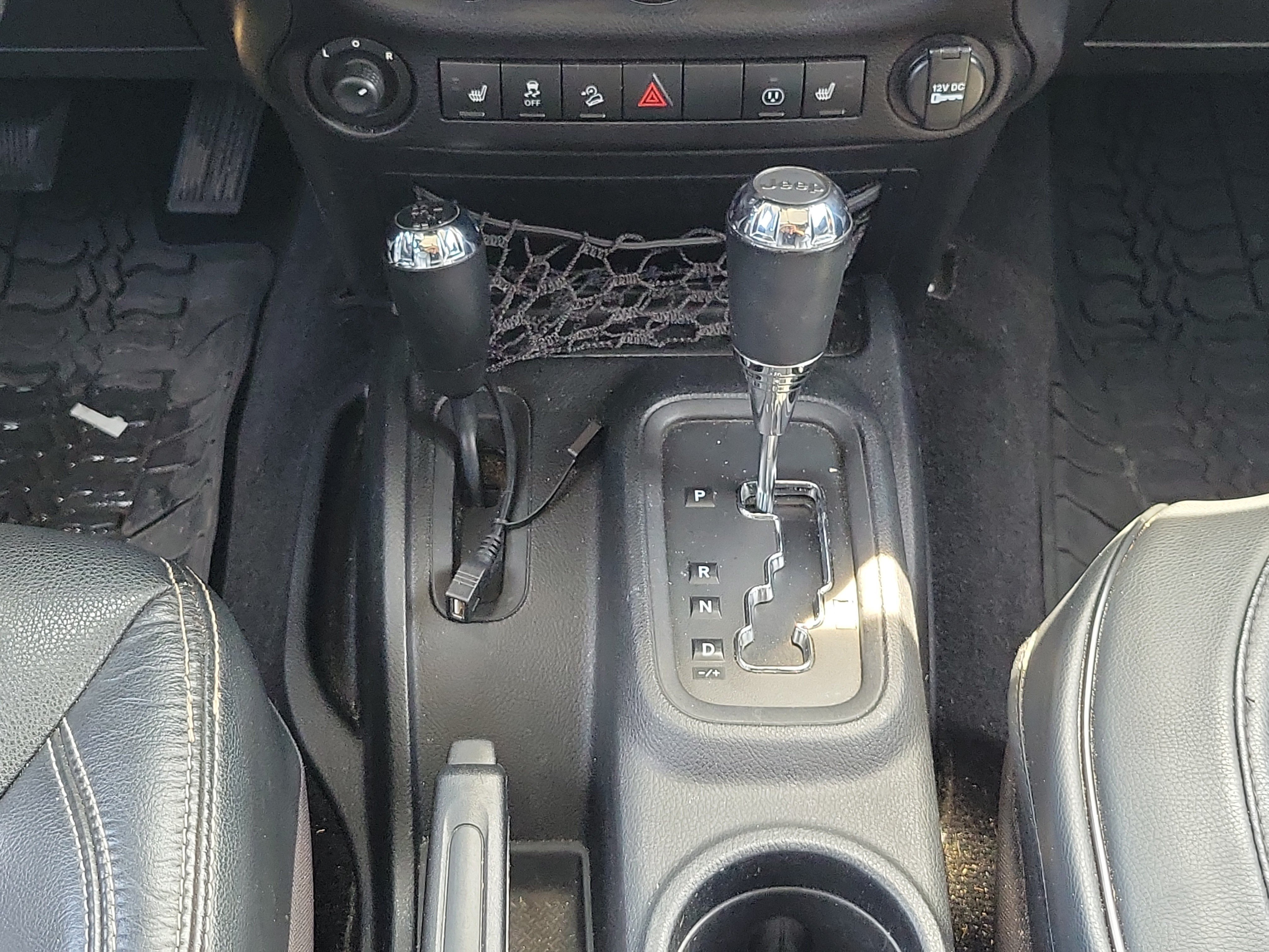 Used 2014 Jeep Wrangler Unlimited Rubicon w/ Connectivity Group AWD/4WD image 15