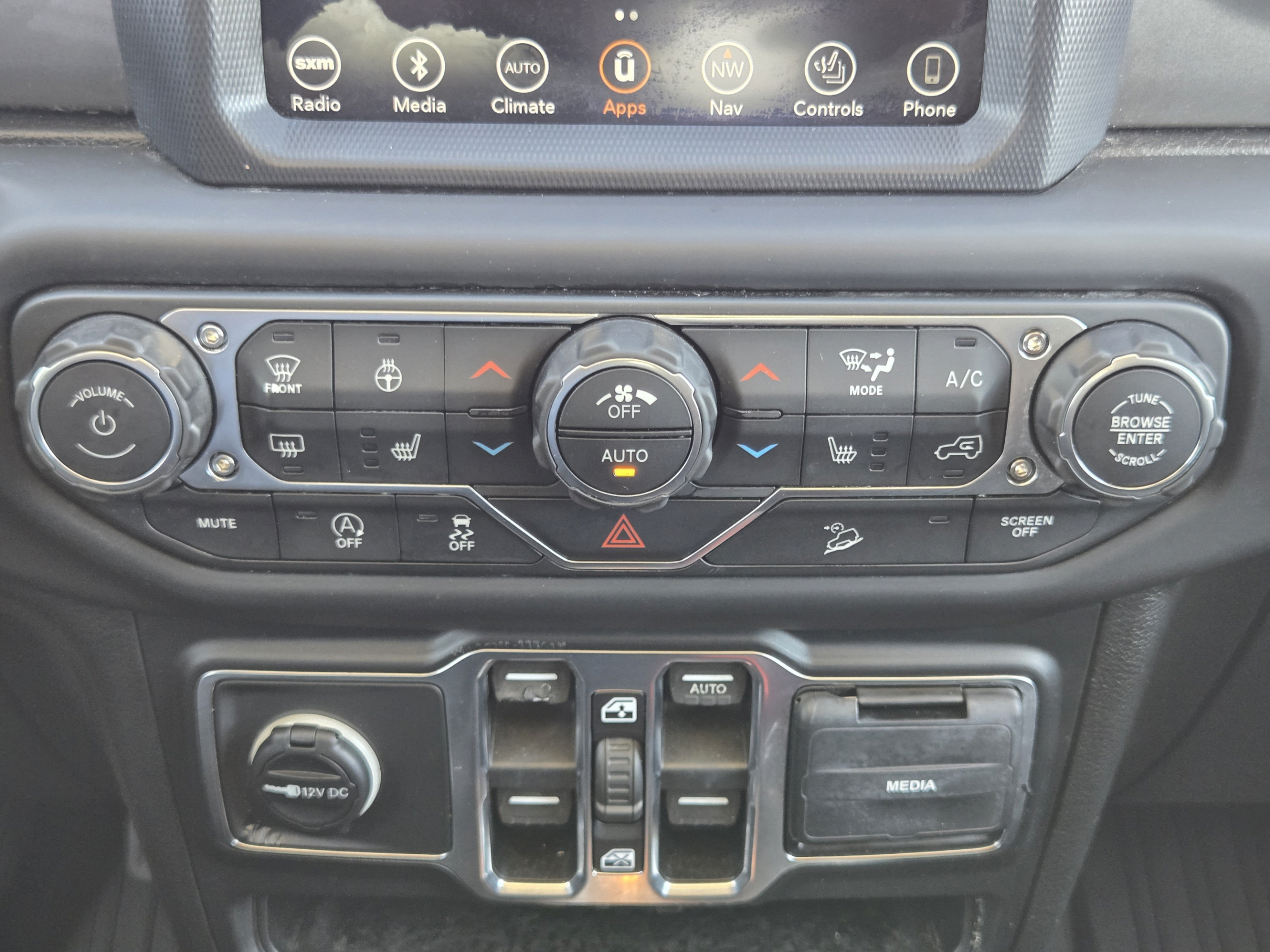 Used 2018 Jeep Wrangler Unlimited Sahara AWD/4WD image 15