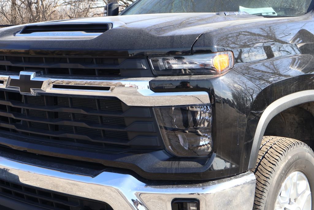 Used 2024 Chevrolet Silverado 2500 LT w/ Convenience Package image 3