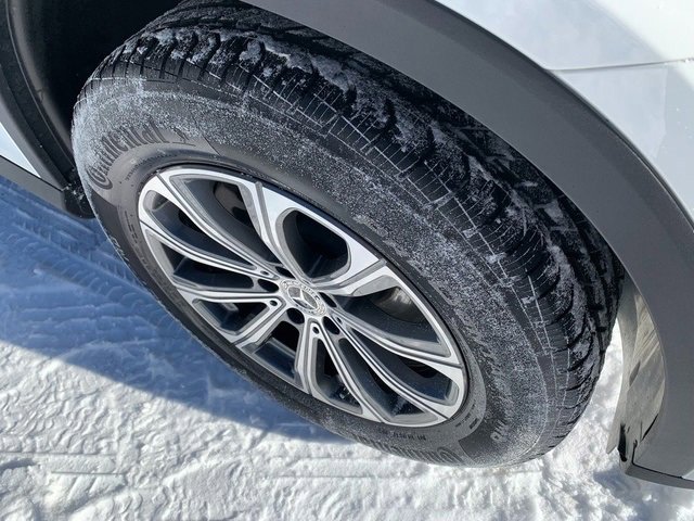 Used 2025 Mercedes-Benz GLC 300 4MATIC image 9