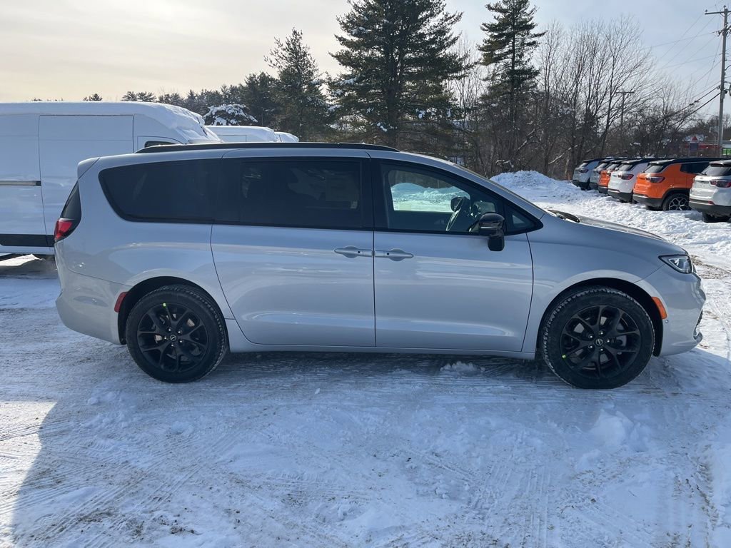 New 2026 Chrysler Pacifica Limited w/ S Appearance Package image 8