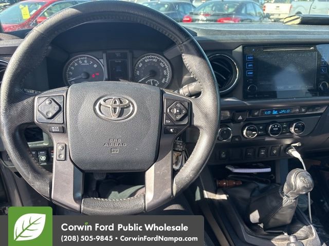 Used 2017 Toyota Tacoma TRD Off-Road w/ Premium & Technology Package AWD/4WD image 12