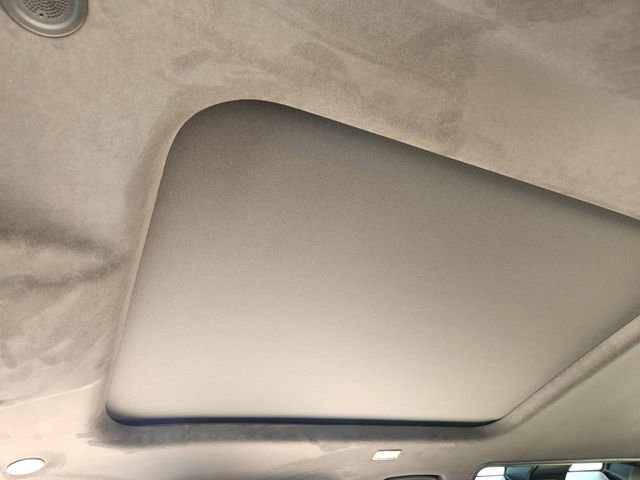 New 2025 Land Rover Defender 110 V8 AWD/4WD image 18