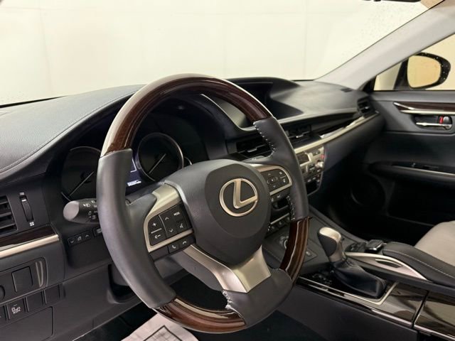 Used 2018 Lexus ES 350 350 w/ Luxury Package w/Wood Trim image 16