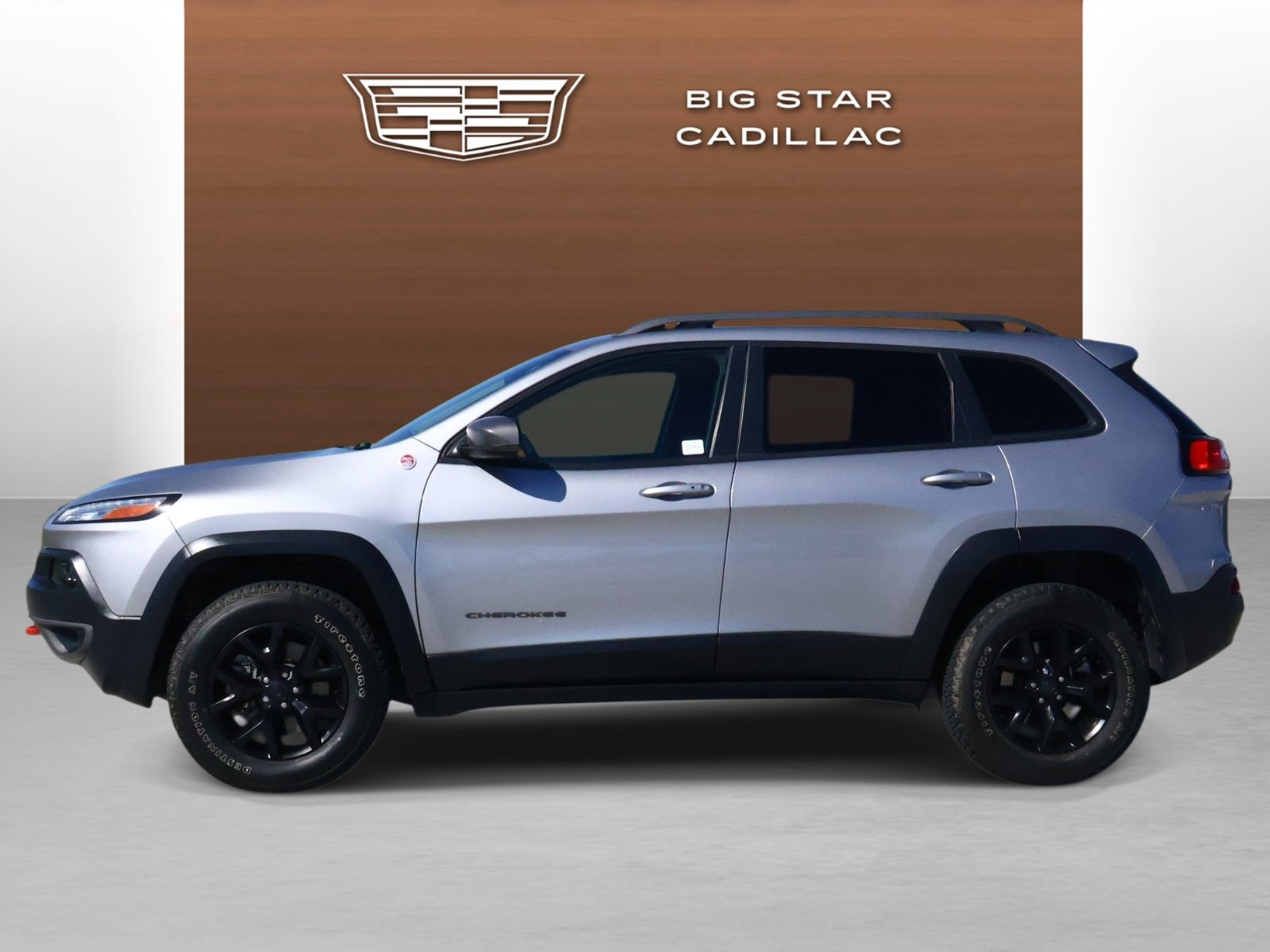 Used 2017 Jeep Cherokee Trailhawk AWD/4WD image 2