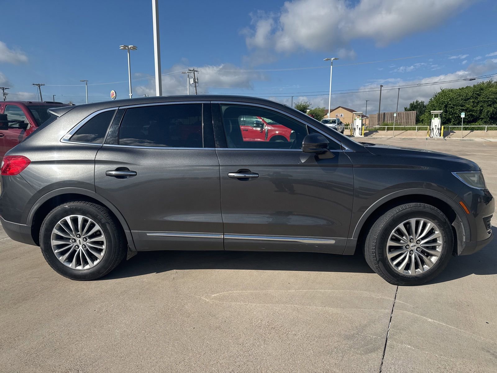 Used 2017 Lincoln MKX Select w/ Select Plus Package FWD image 2