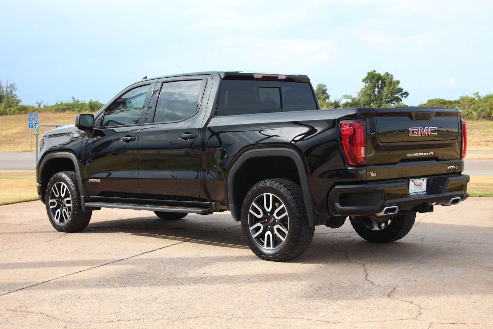 Used 2024 GMC Sierra 1500 AT4 w/ AT4 Premium Package AWD/4WD image 9