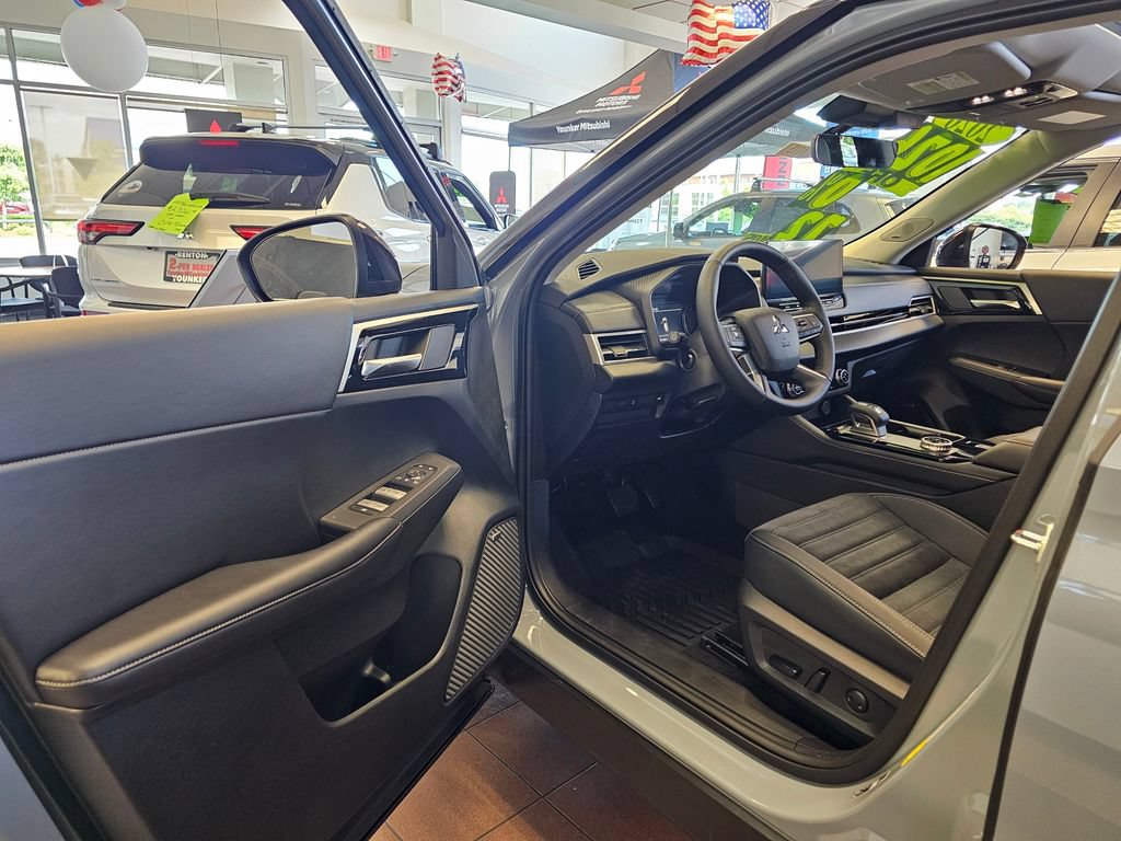New 2026 Mitsubishi Outlander AWD image 11