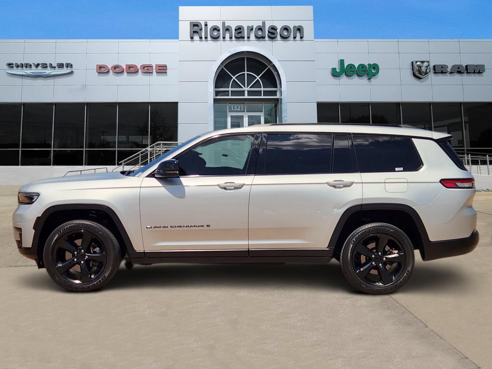 Used 2024 Jeep Grand Cherokee L Laredo AWD/4WD image 3