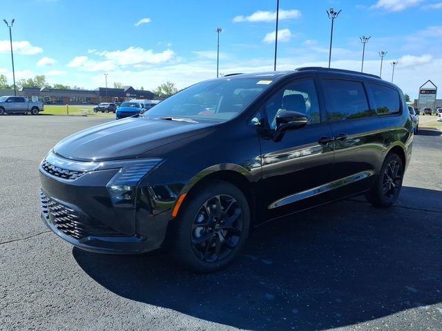 New 2027 Chrysler Pacifica Limited AWD/4WD image 3