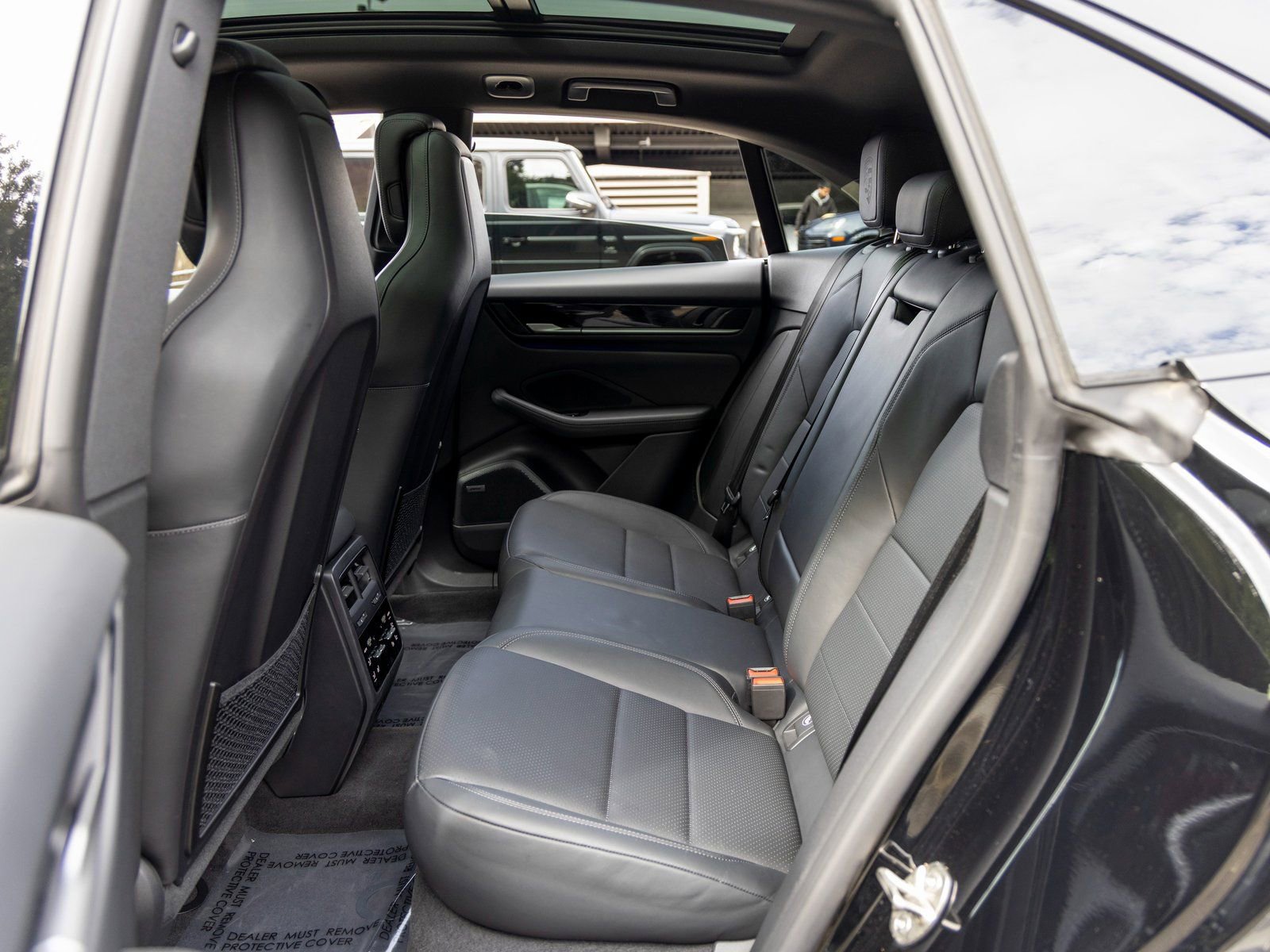 Certified 2025 Porsche Macan Electric image 40