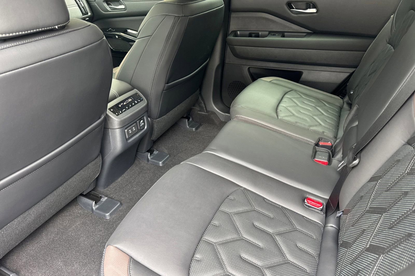 New 2026 Nissan Pathfinder Platinum AWD/4WD image 14