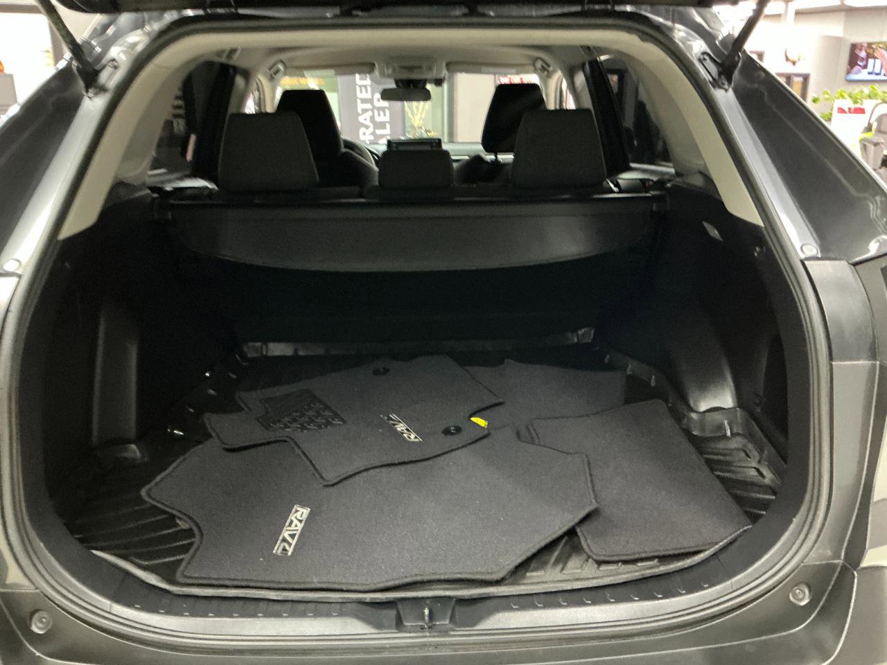 Used 2019 Toyota RAV4 LE AWD/4WD image 22