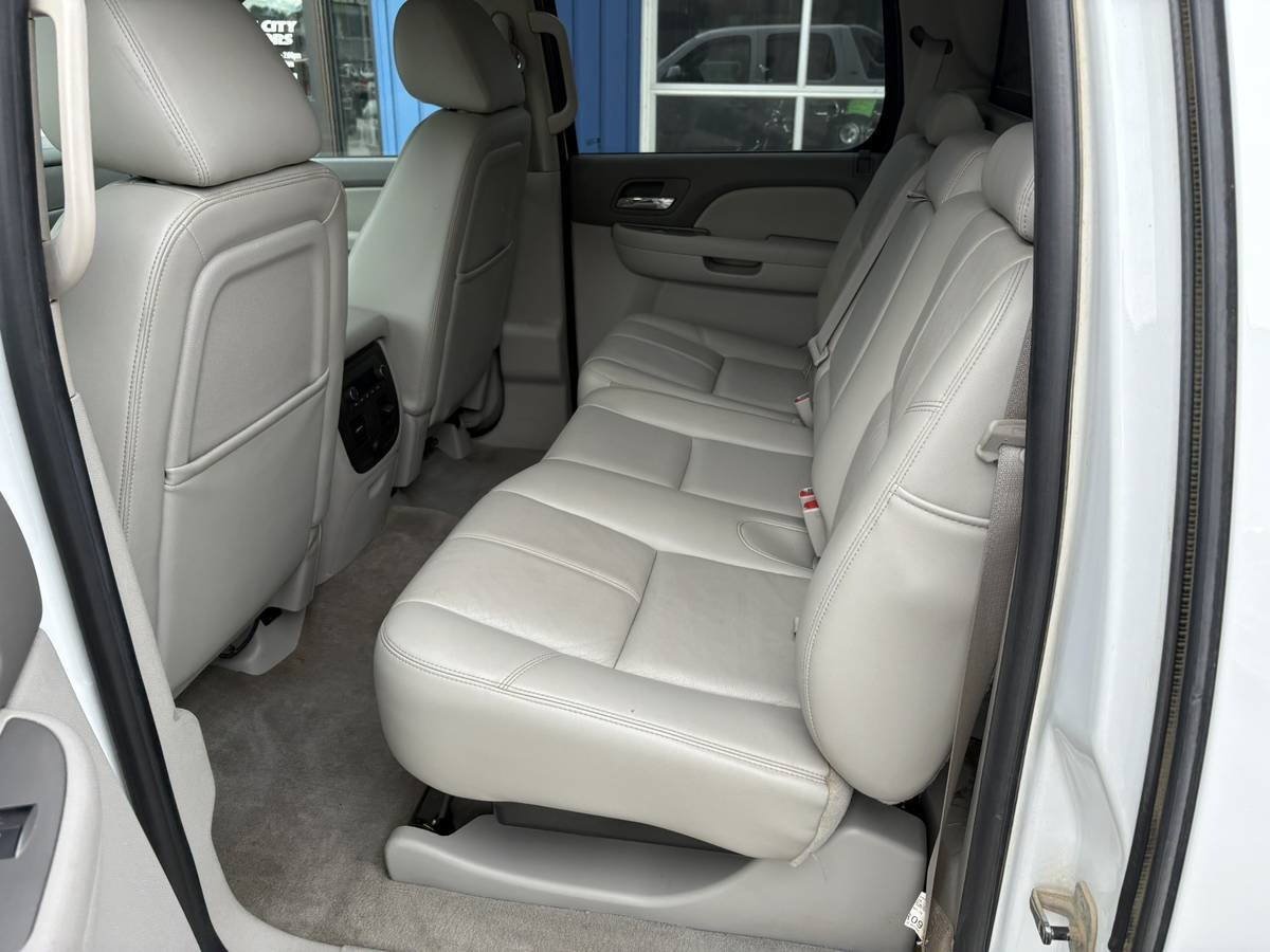 Used 2010 Chevrolet Avalanche LT w/ Luxury Package AWD/4WD image 8