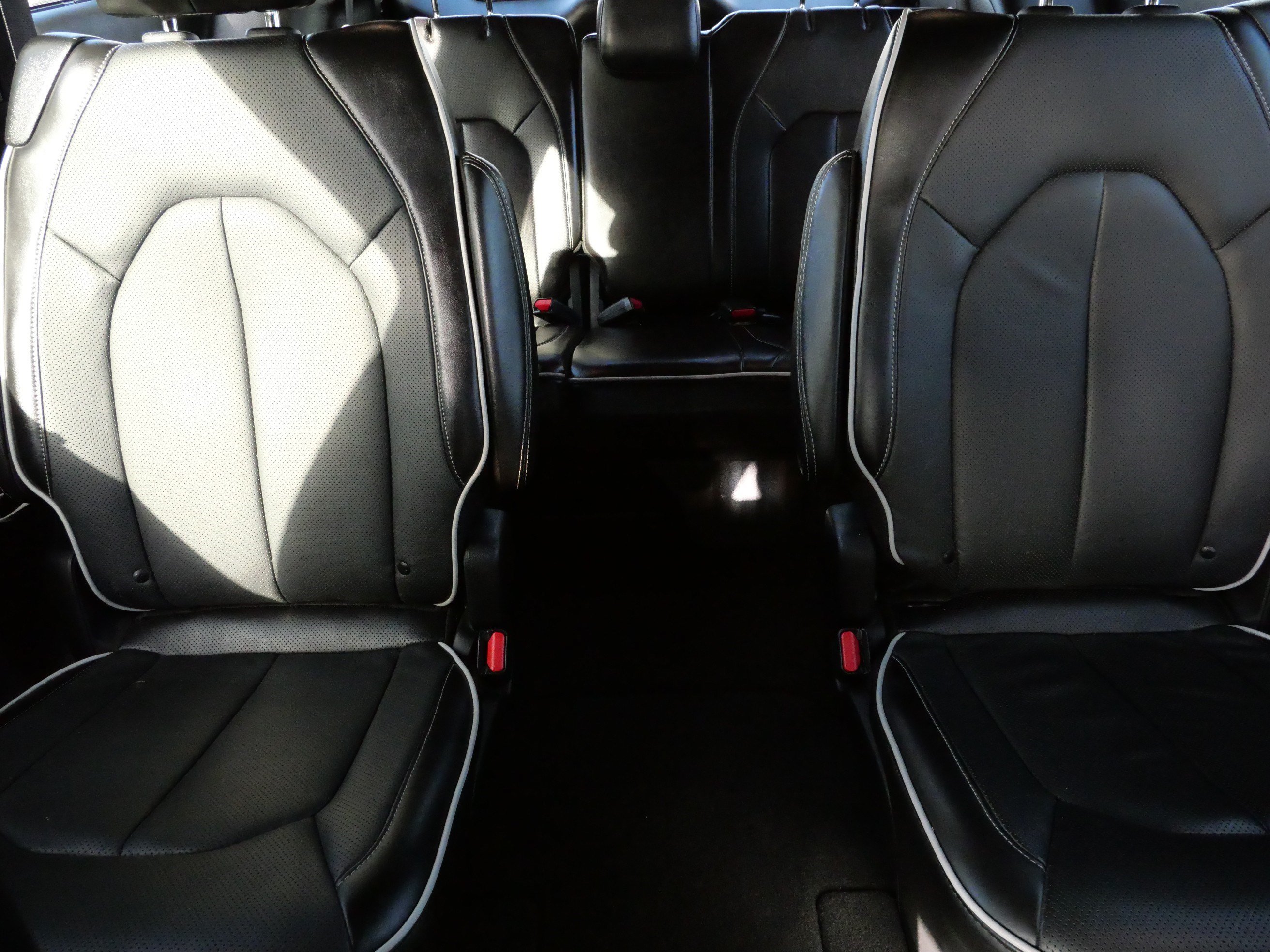 Used 2025 Chrysler Pacifica Limited FWD image 13
