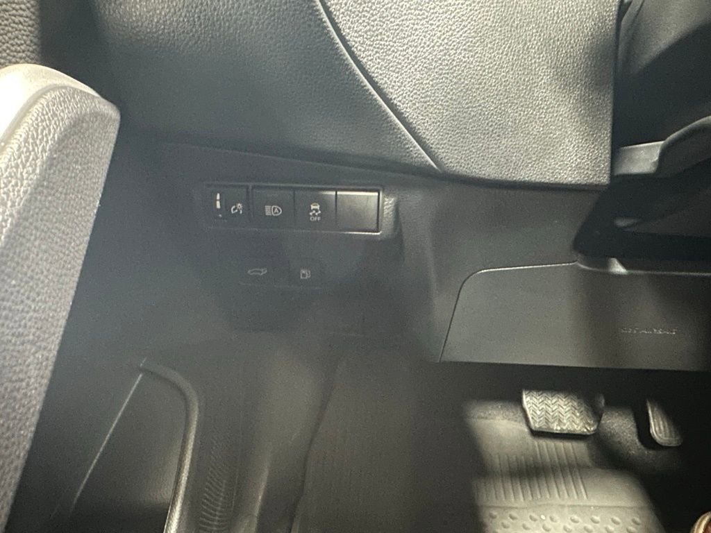 Used 2025 Toyota Corolla Cross XSE image 17
