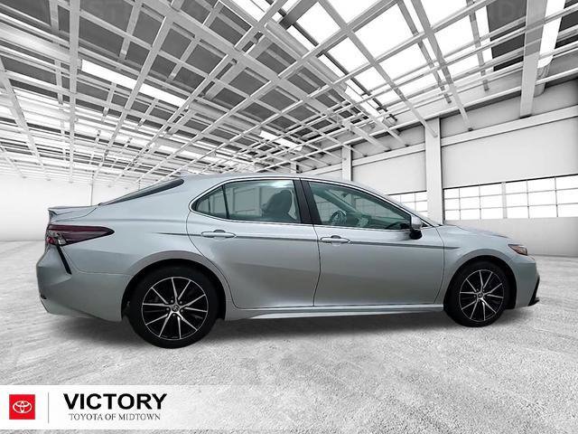 Certified 2022 Toyota Camry SE image 2
