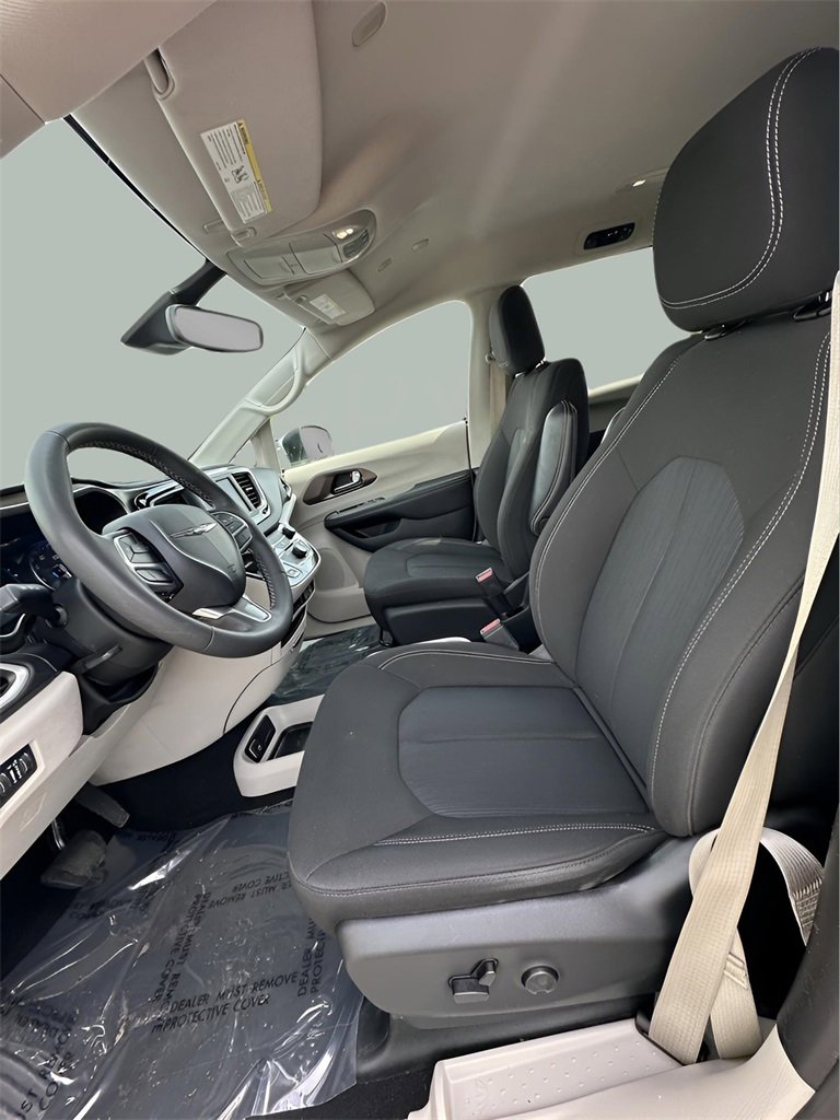 Used 2023 Chrysler Voyager LX image 11