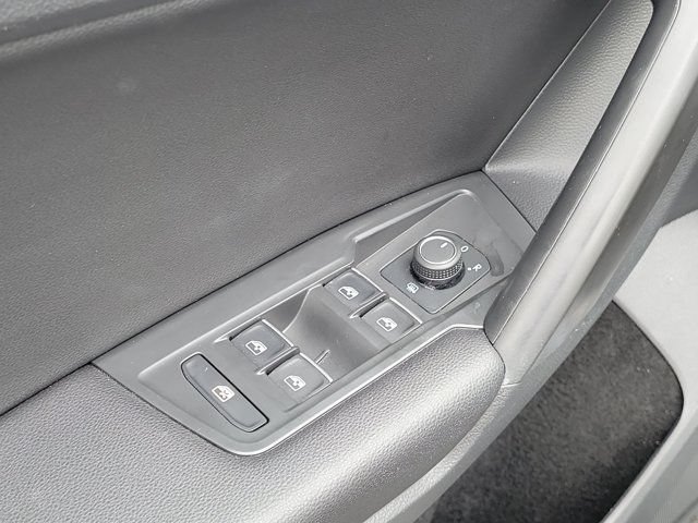 Used 2021 Volkswagen Tiguan SE w/ Panoramic Sunroof Package FWD image 18