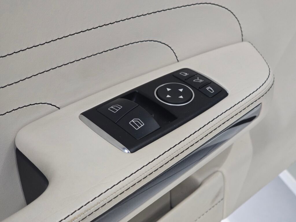 Used 2012 Mercedes-Benz SLS AMG Roadster image 38