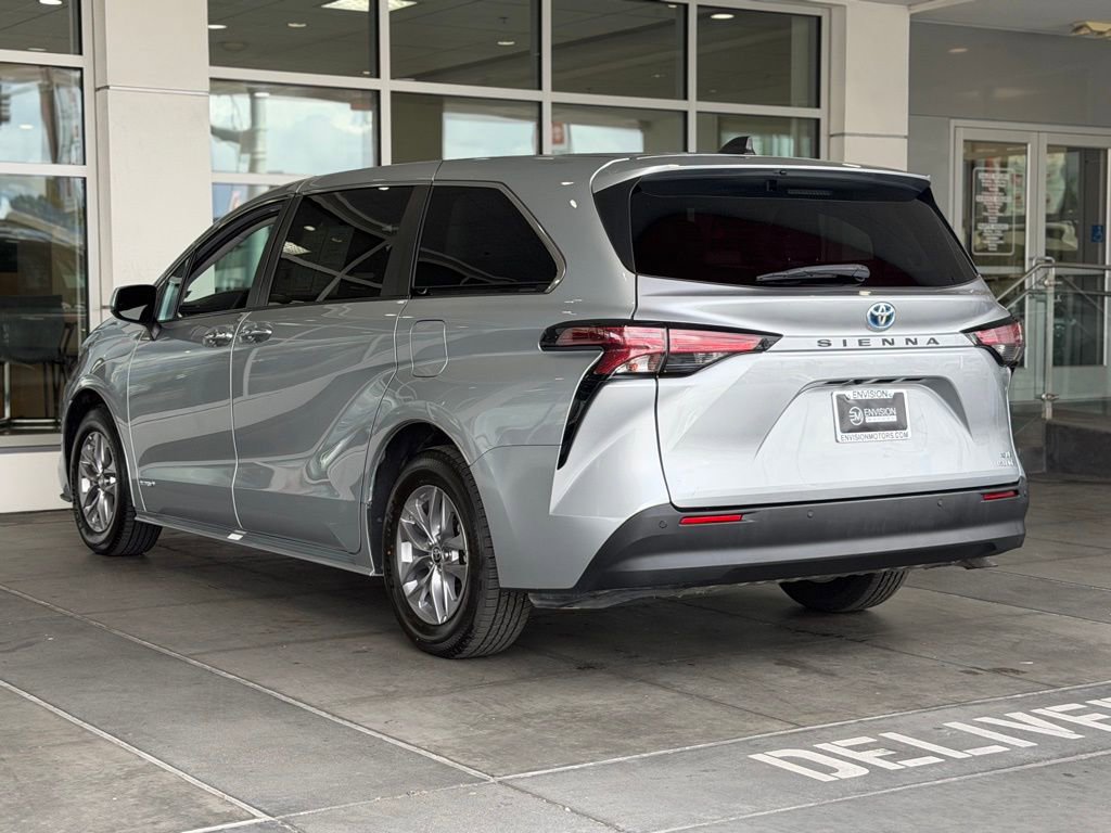 Certified 2021 Toyota Sienna XLE FWD image 10